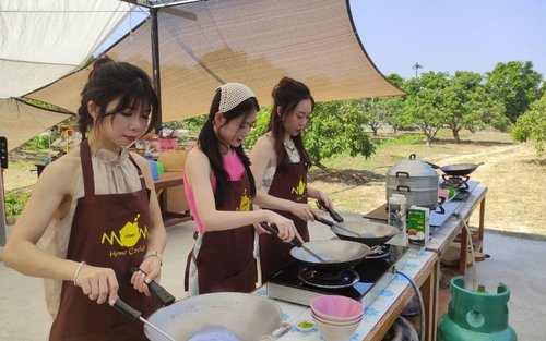 Classe de cuina tailandesa a Chiang Mai, visita a una granja ecològica i tren panoràmic