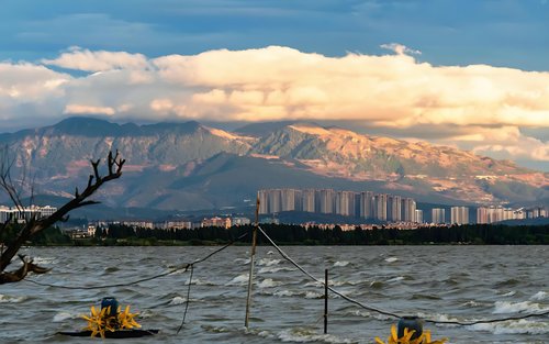 Tur sehari ke Hutan Batu Kunming dan Danau Dianchi