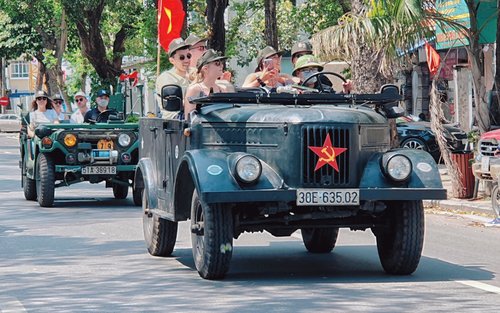 Lawatan Separuh Hari Hanoi dengan Lawatan Jalan Kereta Api & Makanan dengan Jeep Tentera Vintage