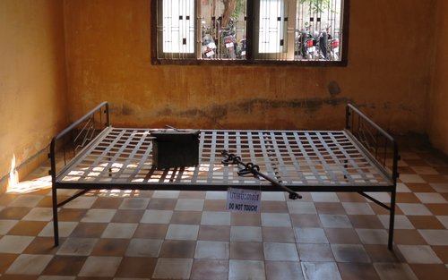 Phnom Penh Killing Fields & Prison S21 Bus Tour