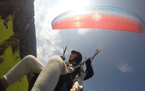 el passatger està fent parapent