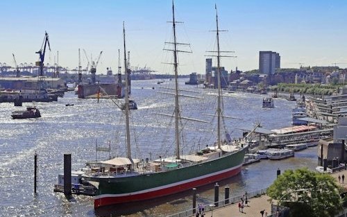 Vstup do muzejní lodi RICKMER RICKMERS v Hamburku