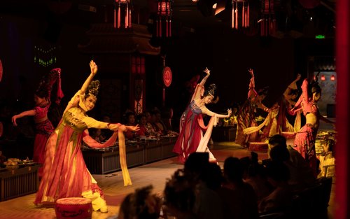 Harbin Red Gate Imperial Banquet Experience (Imperial Feast + Exquisite Performance + Emperor's Dining Experience + Interactive Games + History and Culture + Optional Ancient Costume Experience)