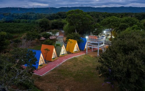 Miao Lis camping | Blåskata semesteranläggning | By med valmtak, timmerstugor, husbilar, camping utan tält.