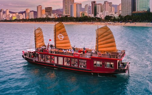 Còctel al capvespre i sopar de luxe al creuer Emperor a Nha Trang