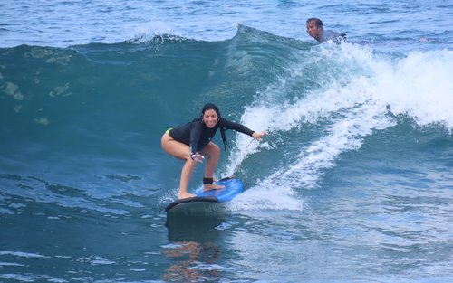 Kursus Meluncur di Uluwatu Bali oleh Cakrawala Asia