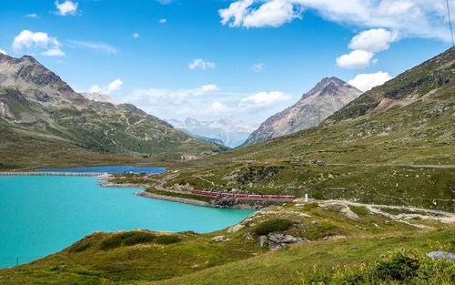St. Moritz und Schweizer Alpen mit dem Bernina-Roten Zug ab Mailand