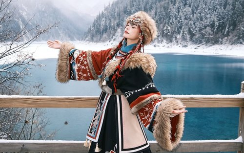Tur de 5 zile de iarnă în Jiuzhaigou, Huanglong, Bipenggou, Muntele Siguniang, Dagu Glacier pentru a te juca în zăpadă (grup mic de 2-8 persoane)