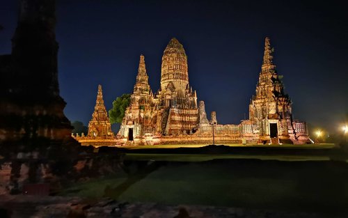Visita de mig dia al Patrimoni de la Humanitat d'Ayutthaya + Observació de la il·luminació impressionant de les ruïnes (sortida des de Bangkok / amb guia en japonès) (E3)