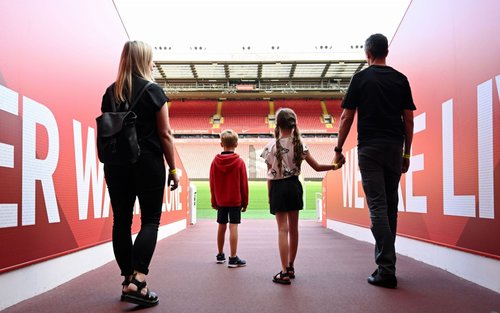 從London搭火車前往利物浦足球俱樂部安菲爾德球場及博物館之旅