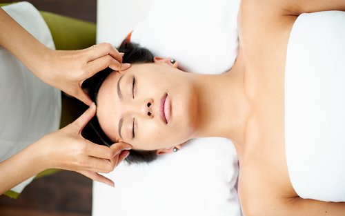 Người phụ nữ đang tận hưởng massage