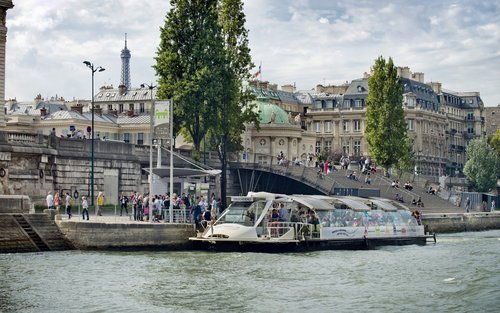 Croisière sur la Seine en bateau à arrêts multiples