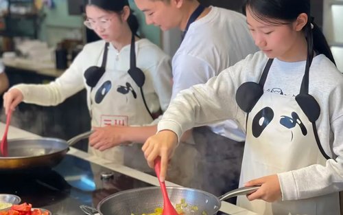 Ресторан сычуаньской кухни «Санчуань Цзювей» · Готовим сычуаньские блюда вместе с мастерами | Чуньсилу и Куаньчжайсянцзы