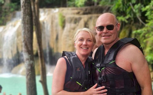Visite privée d'une journée complète des chutes d'Erawan à Kanchanaburi avec la rivière Kwai
