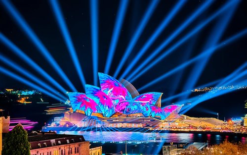 Crociera Premium di 90 minuti in catamarano nel porto di Sydney durante il VIVID