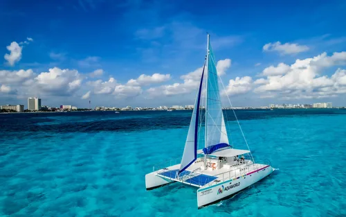 Tour in catamarano a Isla Mujeres con open bar e pranzo a buffet