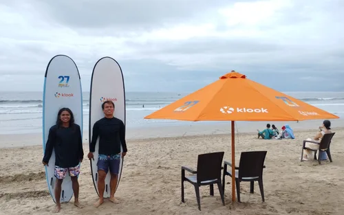 Surfles op Kuta Beach door 27 Surf Bali