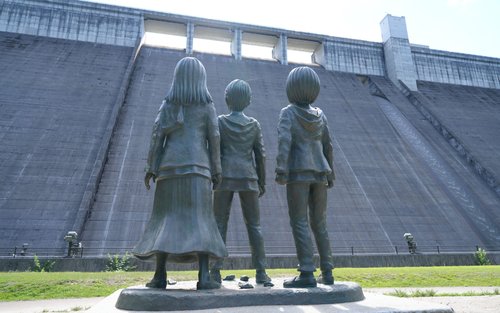 Excursió d'un dia amb guia de parla cantonesa, mandarí i anglesa: estàtua de bronze d'Attack on Titan i presa de Oyama, estació de Hita i carrer antic de Mamedamachi, carrer Yufuin Yunotsubo i llac Kinrin, i l'antic dipòsit de màquines de Bungo Mori.