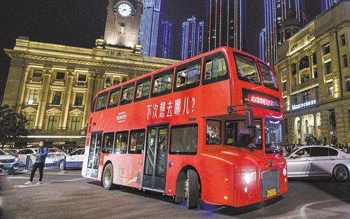 Wu-chan den a noc: Autobus v britském stylu a futuristická plavba lodí