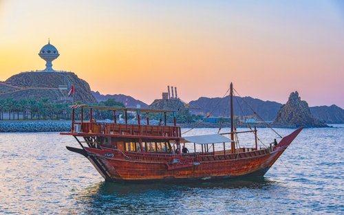 สัมผัสประสบการณ์ล่องเรือชมพระอาทิตย์ตกดินด้วยเรือใบโอมาน (Omani Dhow) ที่เมืองมัสกัต