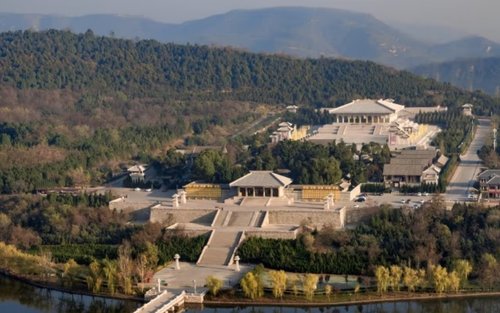 Xi'an Terracotta Warriors + Mausoleum of the Yellow Emperor + Hukou Waterfall 5-Day Essence Tour