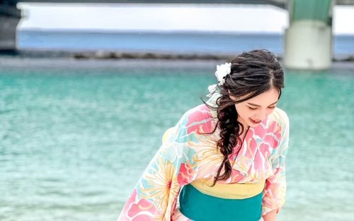 tourists dressed up with kimono