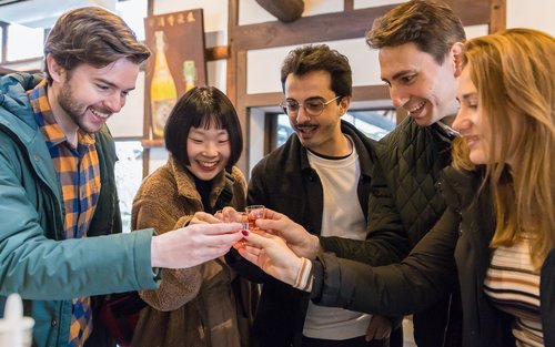 Tur de jumătate de zi în grup mic în satul Kyoto Fushimi Sake
