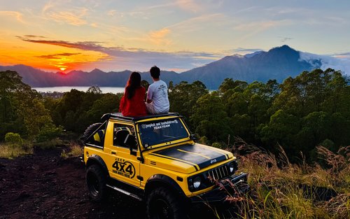 巴杜尔火山日出吉普车之旅 & 徒步（可选摄影师）
