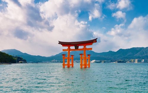 Tour storico di 2 ore al santuario di Itsukushima a Miyajima, patrimonio mondiale dell'UNESCO