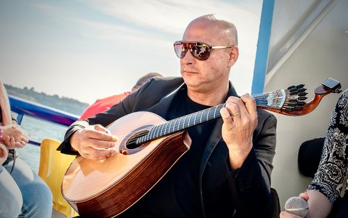Alami persembahan fado secara langsung dengan minuman percuma di Lisbon