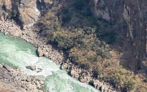 Excursão particular de trekking ao Desfiladeiro do Salto do Tigre em Lijiang