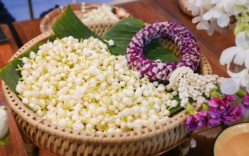 White Lotus Thai Garland Workshop at Pak Khlong Talat Flower Market Tour in Bangkok