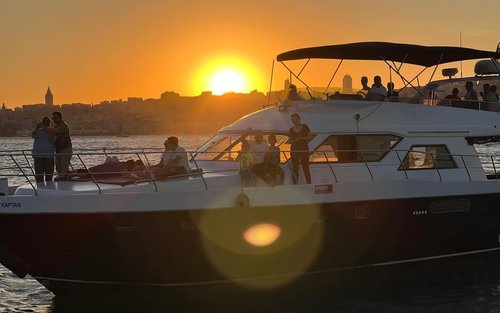 Istanbul: Iaht pe Bosfor la apus cu ghid turistic și gustări