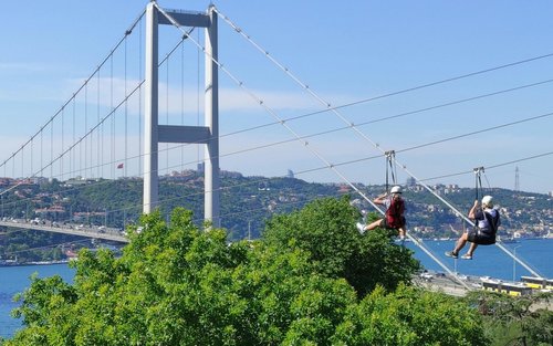 สัมผัสประสบการณ์ซิปไลน์ พร้อมชมวิวช่องแคบบอสพอรัสในอิสตันบูล