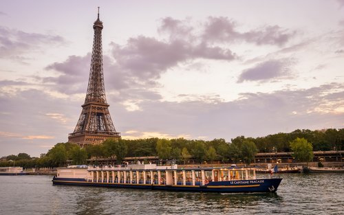 กิจกรรมล่องเรือรับประทานอาหารมื้อสายหรือค่ำในแม่น้ำแซน