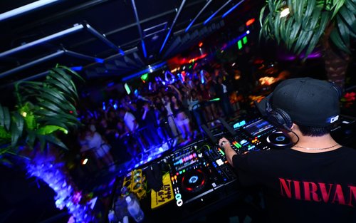 Osaka Dotonbori: GIRAFFE Nachtclub Toegangskaarten & VIP (alleen voor buitenlandse reizigers)
