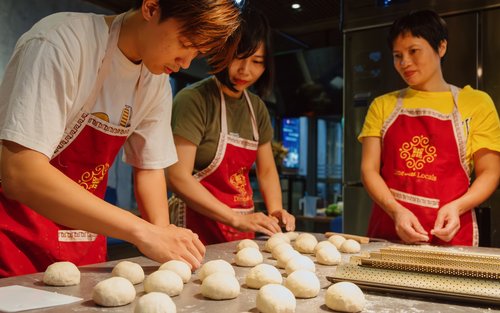 Kelas Membakar Banh Mi & Membuat Kopi: Warisan Perancis di Hanoi