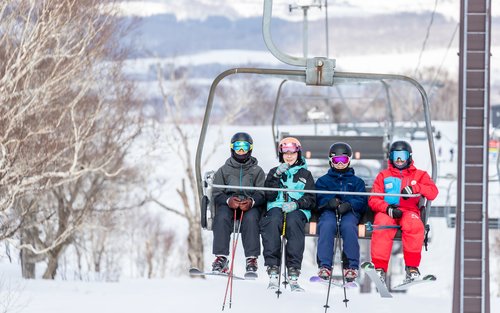Lyžařské středisko Niseko Kutchan Hanazono – půjčovna lyží a snowboardů