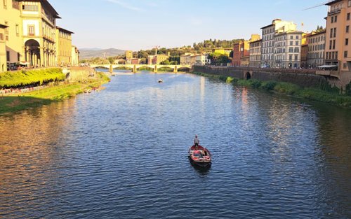 Paseo en góndola tradicional guiado por Florencia en el río Arno