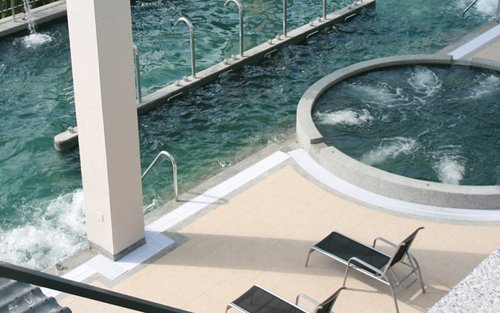 台中: 日光温泉会馆 - 户外SPA大众池・蜜月汤屋