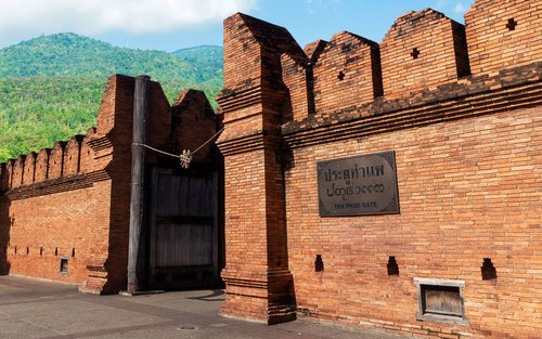 Private Car Charter Chiang Mai Doi Suthep Temple, Wat Chedi Luang, and Craft Village Day Tour