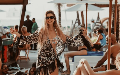 Phuket: Vstup do Kudo Beach Club s pevným menu