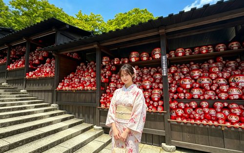 【Kyoto Arashiyama y Templo Katsuoji, lugares de belleza populares para visitar】Tren turístico de Arashiyama y Santuario Fushimi Inari-taisha con mil torii y el popular Templo Katsuoji con pequeños daruma, excursión de un día | Salida desde Osaka o Kioto