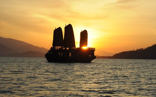 Sunset Cocktail and Dinner Luxury Emperor Cruise in Nha Trang