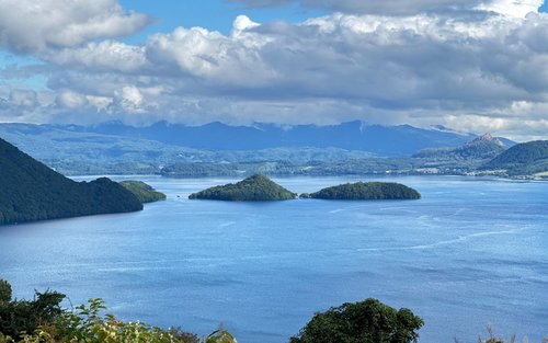 Jozankei, Lake Toya & Noboribetsu Classic Day Trip | Seasonal Volcanoes, Lake Views, and Hot Springs (Departure from Sapporo)