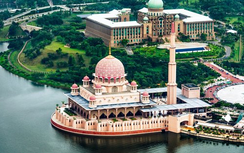Putrajaya Tour with Traditional Boat Ride from Kuala Lumpur