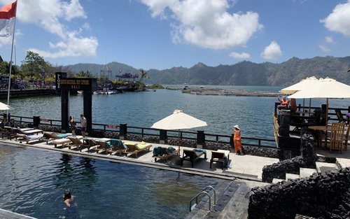 Entrada a las aguas termales naturales de Batur en Bali
