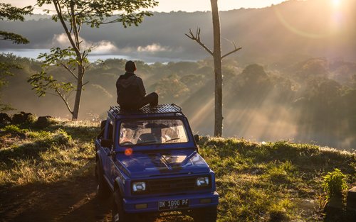 Aventura en Jeep a Munduk a l'alba, llacs bessons i cascades amagades