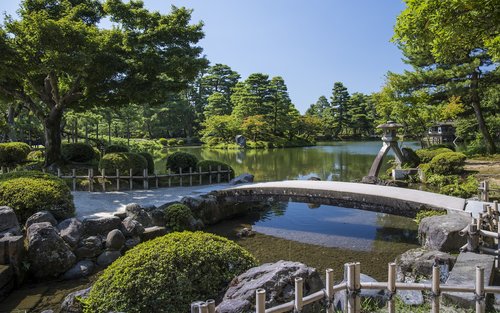 1-Day Kanazawa, Kenrokuen Garden, Samurai District, and Sushi-making