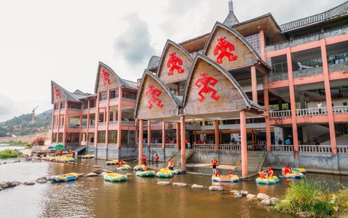 Excursiones en Sanya | Excursión de un día de rafting en el Cañón Rojo de Wuzhishan Disfrute de las montañas y las aguas y explore las maravillas de la selva tropical